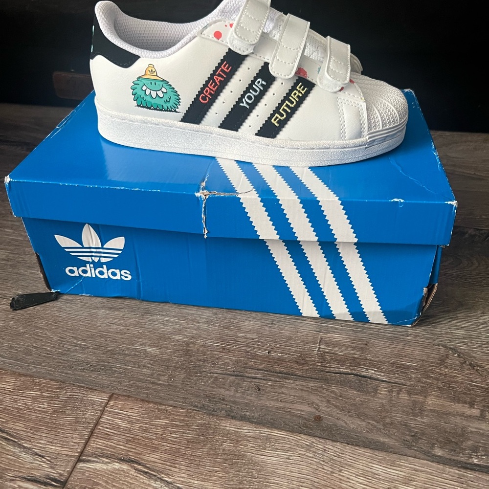 Adidas kids 2Y superstar NIB